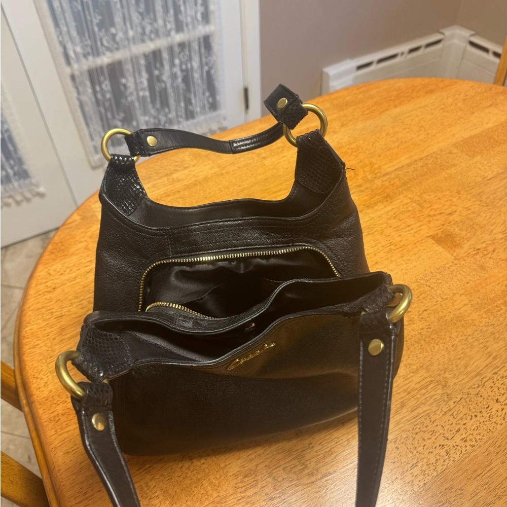 Coach Black Shoulder Bag with Durable Design